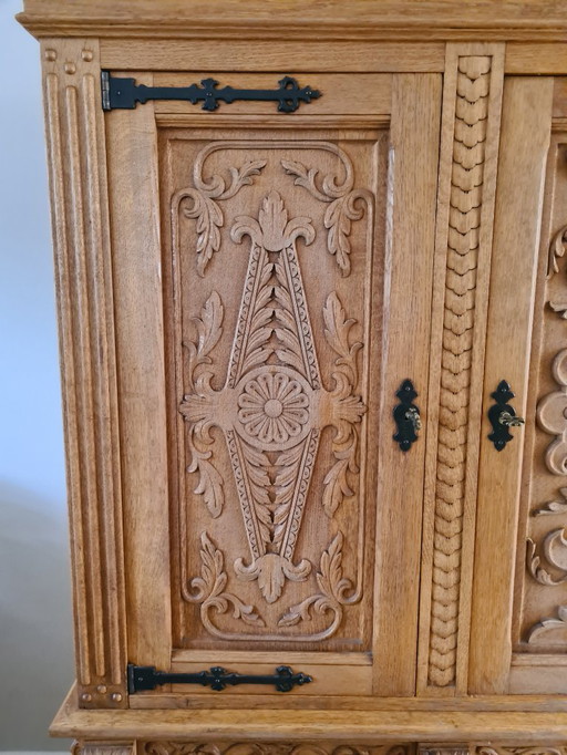 Antiker handgeschnitzter Porzellanschrank aus Eiche