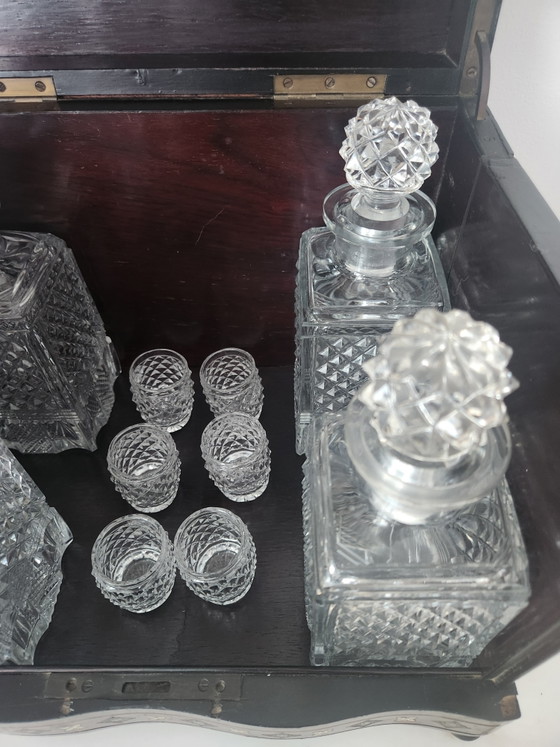 Image 1 of Preciosa caja de licores estilo Napoleón III con incrustaciones de nácar y latón.