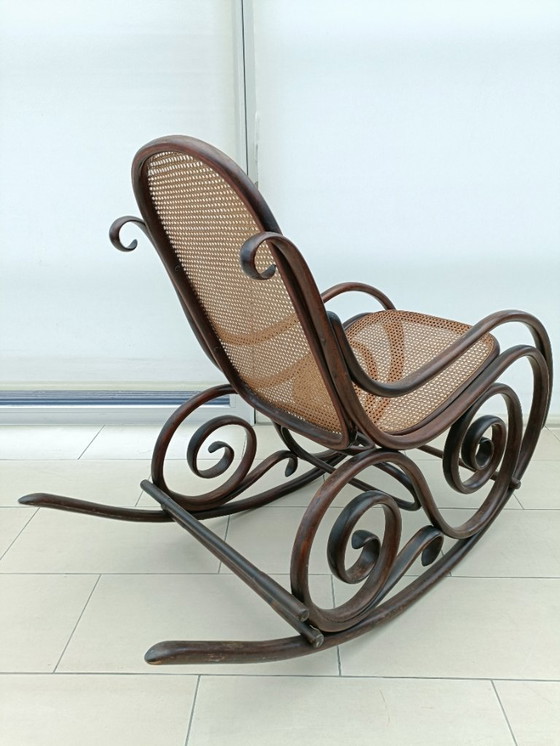Image 1 of Antiek Thonet gebogen houten rieten schommelstoel