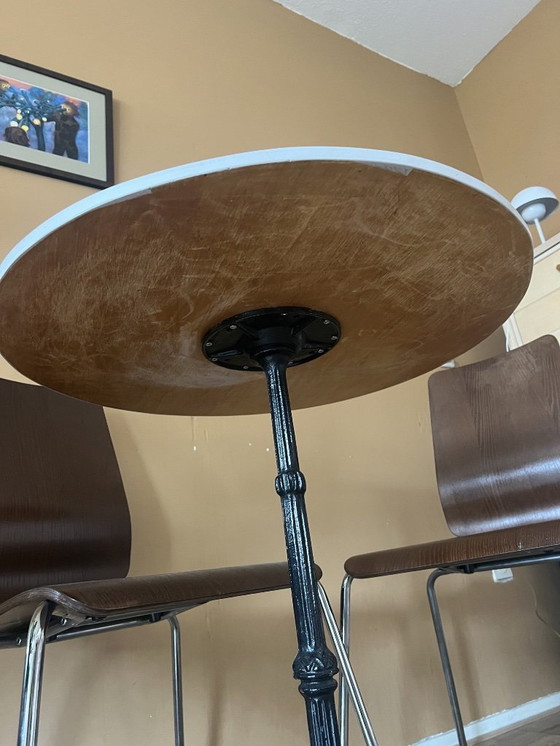 Image 1 of Table de bistrot caractéristique – Piètement en fonte et plateau en bois