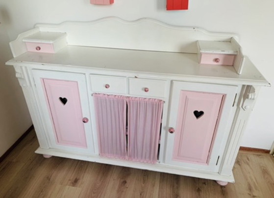 Image 1 of Preciosa cómoda antigua para la habitación de una niña.