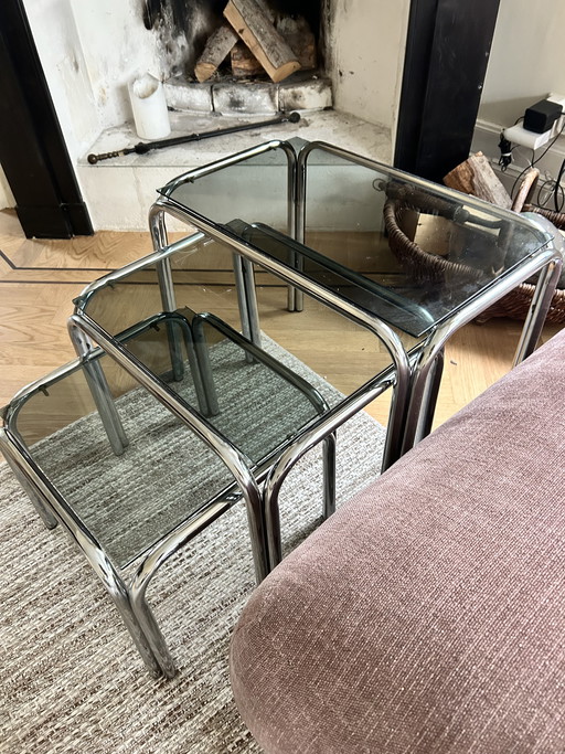 Ensemble de tables vintage milieu du siècle, structure en acier inoxydable et verre foncé