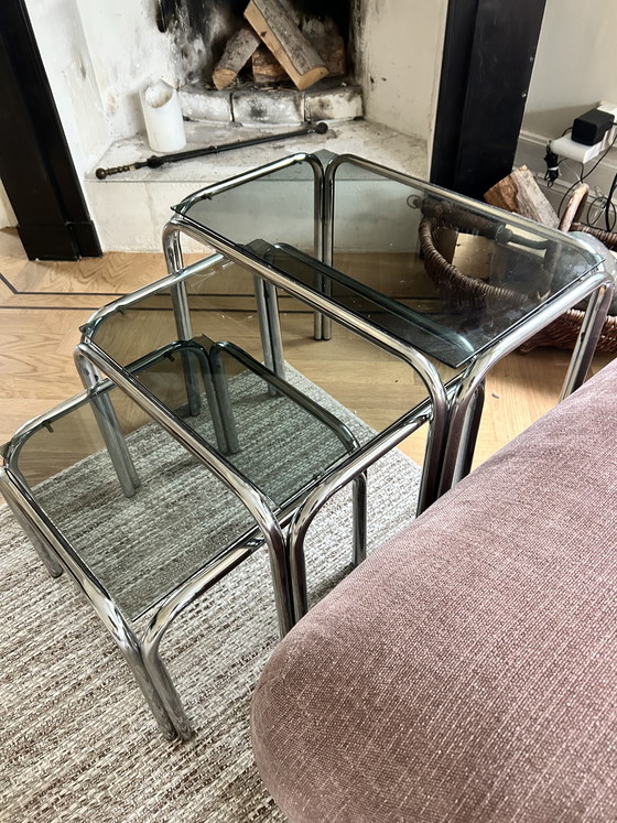 Image 1 of Ensemble de tables vintage milieu du siècle, structure en acier inoxydable et verre foncé