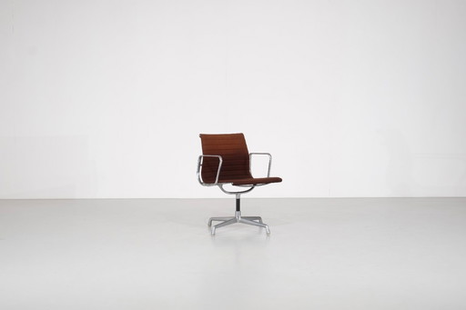 EA 104" armchair Charles Ray Eames for ICF, USA 1969.