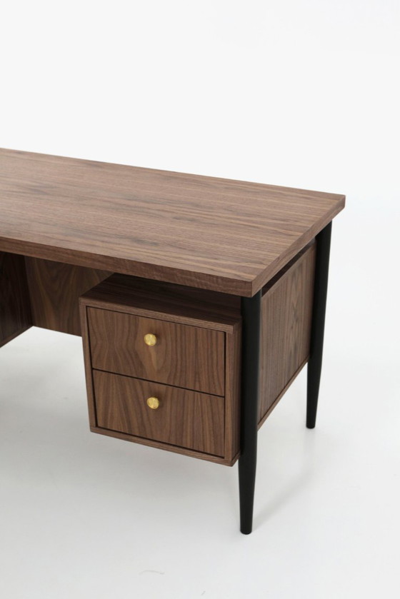 Image 1 of Schreibtisch Nussbaum - Astrid 4 O_B02