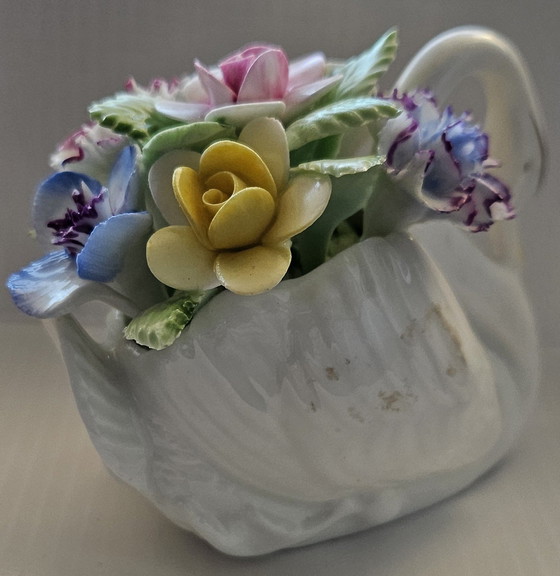 Image 1 of Figura de porcelana Royal Doulton: Cisne con flores
