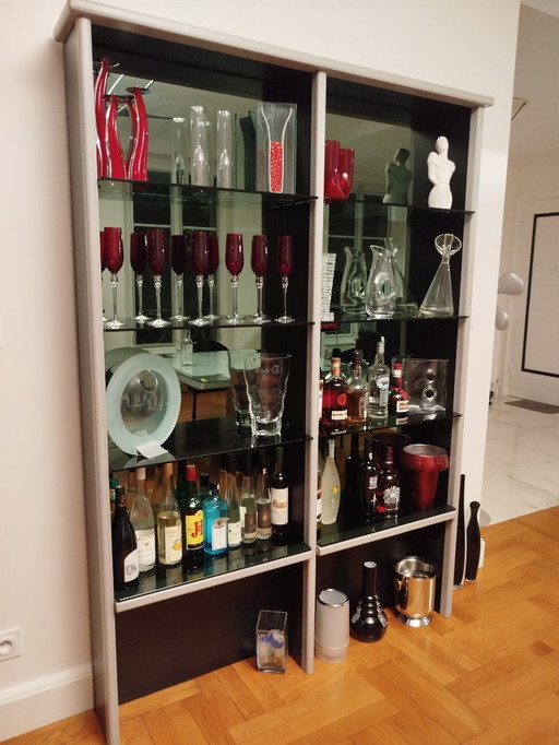 Vitrina italiana vintage en cuero, mármol y cristal.