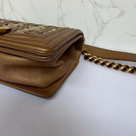 Chanel petit sac Boy à rabat en agneau matelassé métallique avec CC entrelacés – Sacs a bandouliere, Cuir (photo 13 of 16)
