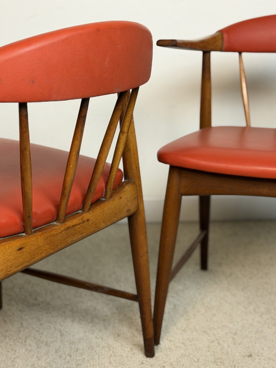 Image 1 of Par de sillones escandinavos de teca y piel sintética roja – década de 1960