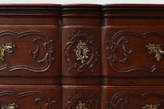 Image 1 of Commode en chêne du XVIIIe siècle de style Louis XV, faite à la main