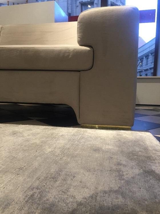 Image 1 of ANA ROQUE „KOI“ Sofa – Hellgrauer Samt & Gestell aus gebürstetem Goldmetall