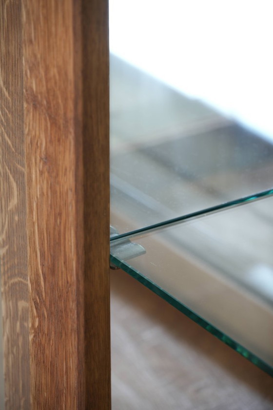 Image 1 of Vitrina antigua holandesa de roble con 2 puertas, estantes de cristal y parte trasera con espejo.