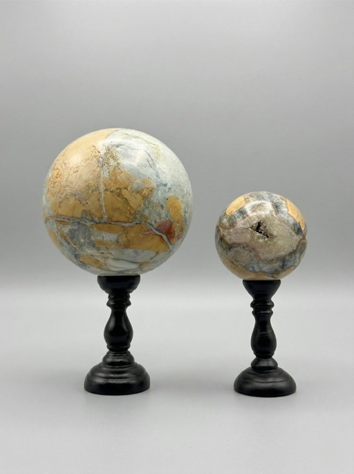 Par de esferas pulidas de jaspe Maligano sobre bases – Composición mineral decorativa contemporánea