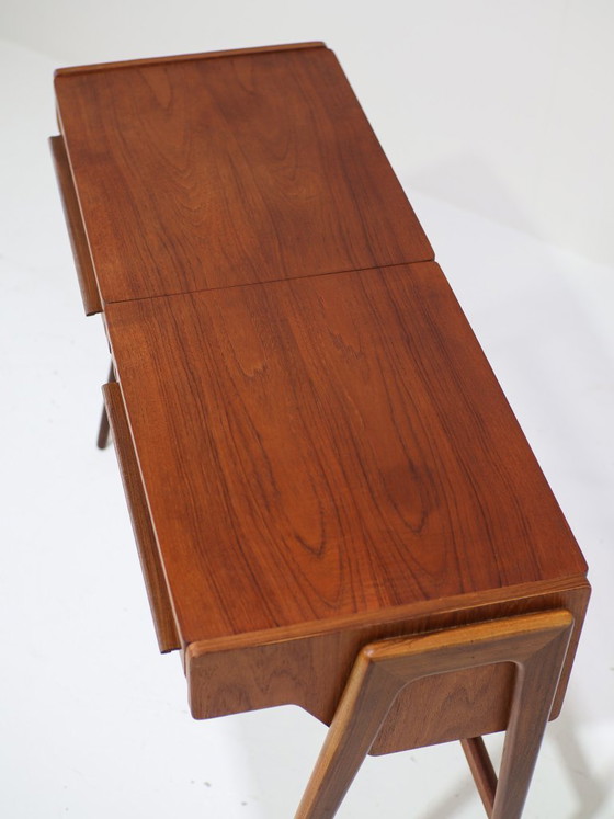 Image 1 of Tocador danés antiguo de teca de la década de 1960.