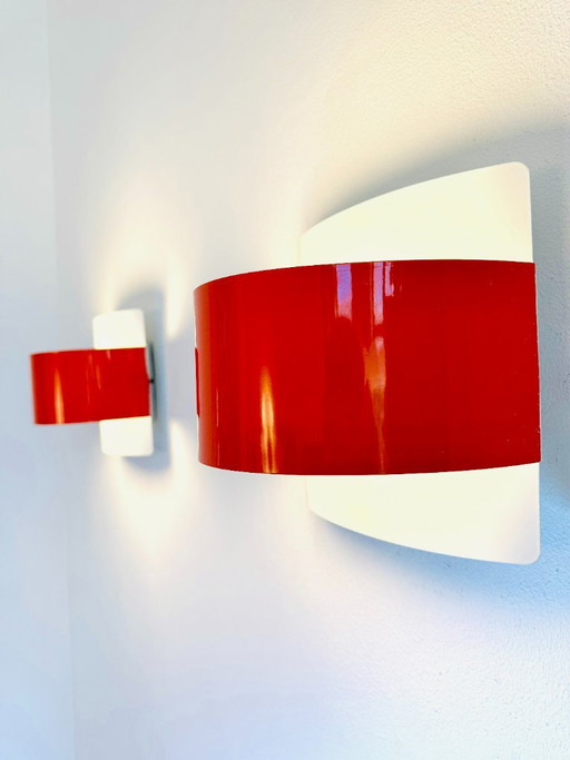 Curved Wall Lamps in Red and White by Peter Celsing for Falkenbergs Belysning, Sweden, 1960s – wandlampen, Aluminium