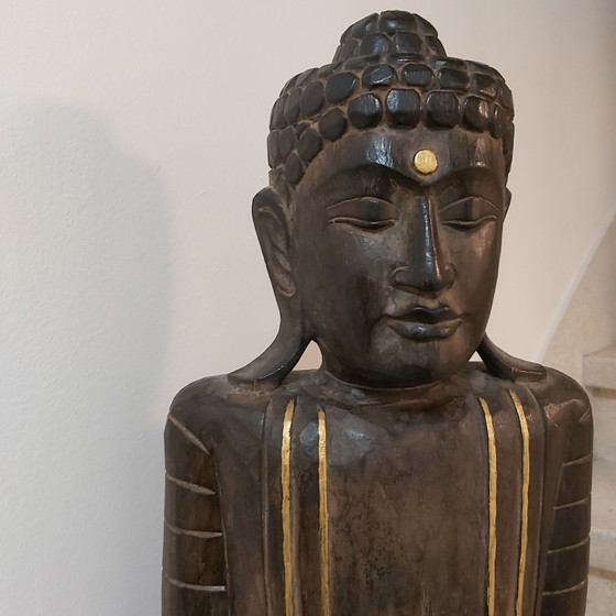 Image 1 of Bouddha debout en bois sculpté à la main, originaire de Thaïlande