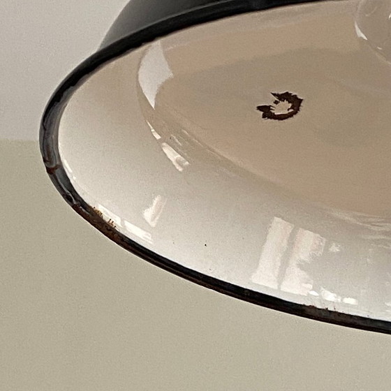 Image 1 of Antieke hanglamp met zwarte geëmailleerde metalen lampenkap.