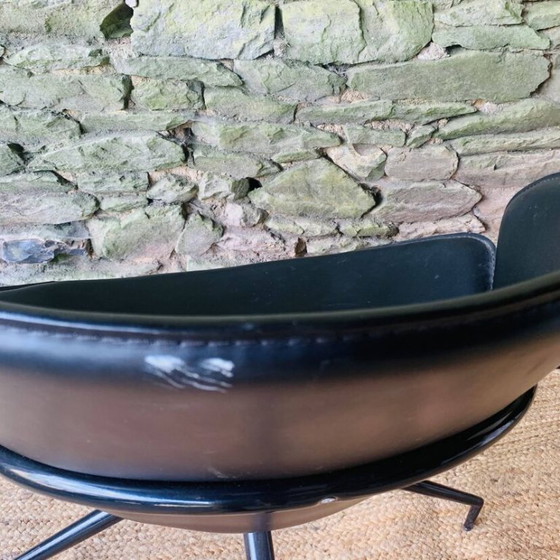 Een paar modernistische draaibare fauteuils van zwart leer. – Leather (photo 14 of 16)