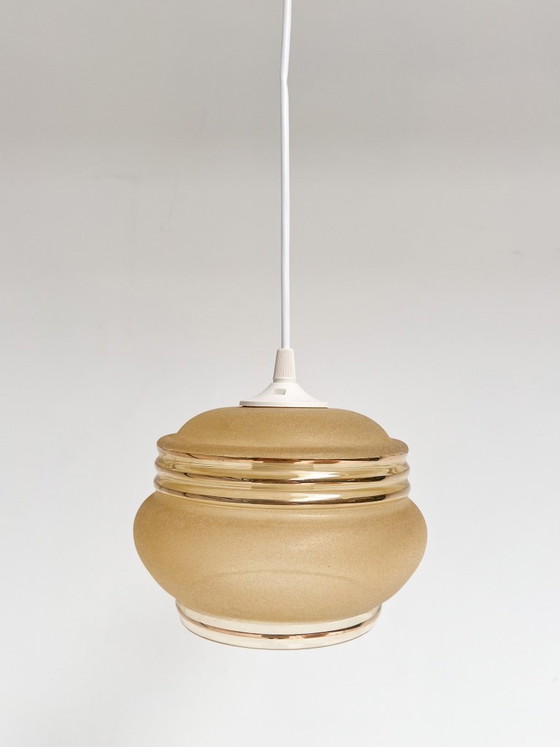 Mat met goudkleurige vintage plafondlamp 18 cm, 1960's – Hanglampen, Plastic, Glass (photo 3 of 7)
