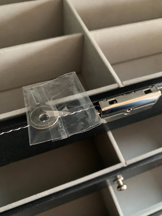 Image 1 of Lederen Horlogekist t.b.v. van 18 dwarsliggende horloges