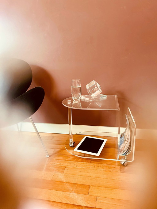 Table d'appoint en acrylique sur roulettes des années 80 + matériel de lecture