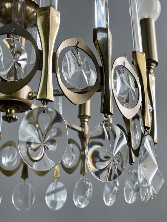 Image 1 of Gaetano Sciolari, five-light chandelier from the "Ovali" series, 1960s. Burnished brass frame and original optical crystals.