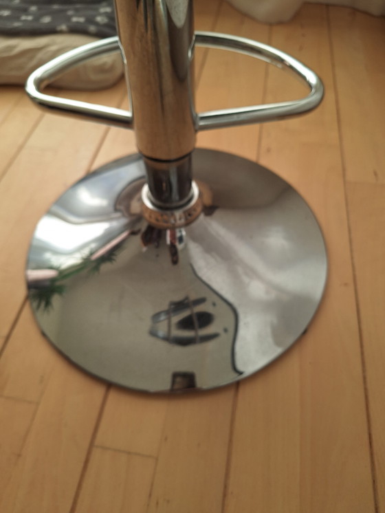 Image 1 of Schöner Barhocker, höhenverstellbar