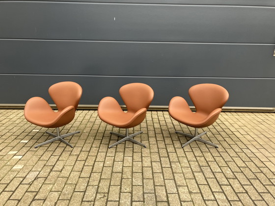 Image 1 of 3 sillas Swan de Fritz Hansen, de cuero color coñac, ¡en perfecto estado!