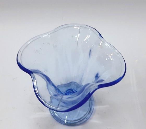 Image 1 of Coupe à dessert ou coupe à glace vintage en verre pressé bleu