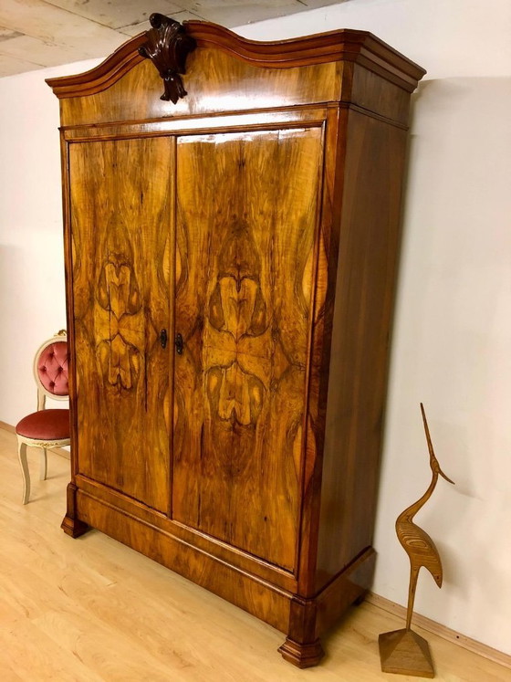 Image 1 of Armoire Biedermeier représentative / noyer sur chêne, vers 1830