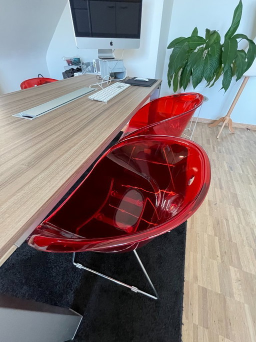 Vergadertafel met 4 rode design kuipstoelen – complete set