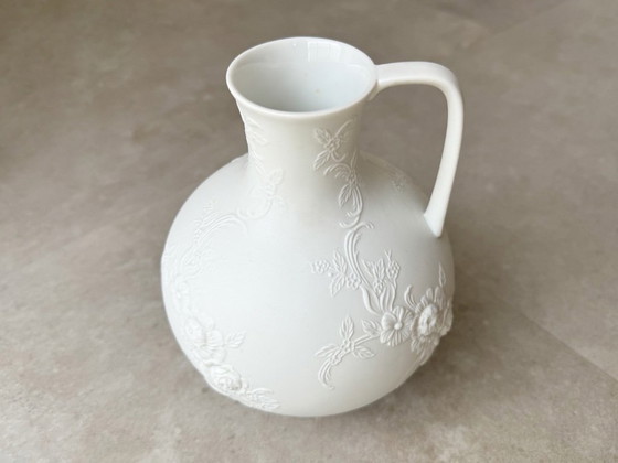 1x Vintage White Biscuit Porcelain AK Kaiser 445 Vase (photo 8 of 8)