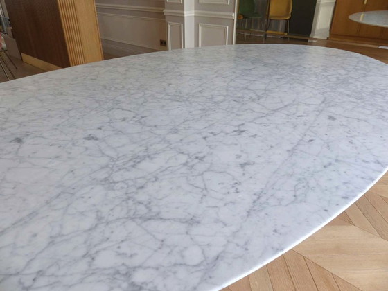 Image 1 of Table " Saarinen Dining Table - Oval " en marbre Statuarietto satiné by KNOLL design Eero Saarinen - 244 cm