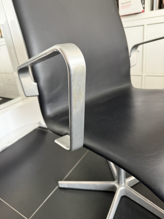 Sedia da ufficio Oxford Arne Jacobsen - pelle nera – Fritz Hansen, Sedie da ufficio, Alluminio (photo 6 of 6)