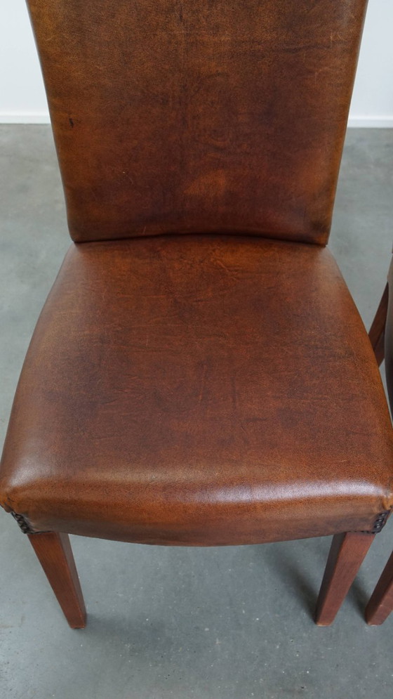 Image 1 of 4 x Esszimmerstuhl aus Schafsleder mit einem Besatz aus Ziernägeln