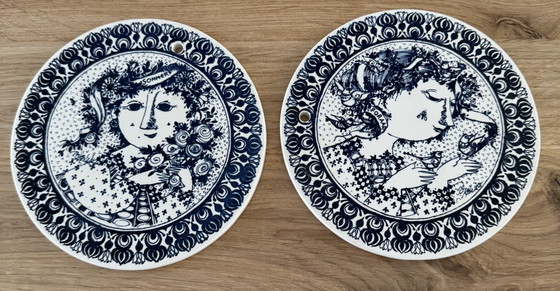 Rare Set (2) Vintage Wall Plates 'The Four Seasons' incl. Original Box – Bjørn Wiinblad for Nymølle (1978) (photo 3 of 9)