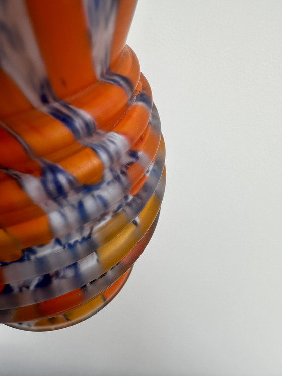 Image 1 of Wilhelm Kralik Söhne Art Deco vaas – Boheems mondgeblazen glas in oranje, geel en wit marmerpatroon (20 cm) | Bohemian Art Deco 
