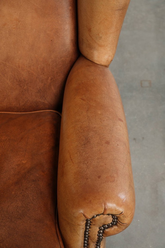 Bonito y cómodo sillón orejero de piel de oveja en un hermoso color coñac claro de estilo inglés – Sillones (photo 8 of 12)