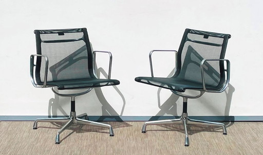 Paar van Vitra Eames Vintage Alu Group armstoelen