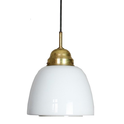 Lampada a sospensione in vetro opalino e ottone di metà secolo