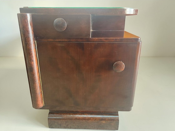 Image 1 of Paar deutsche Streamline - Art Deco Nachttische aus den 1940er–50er Jahren mit wunderschönem Maserfurnier und Glasauflage