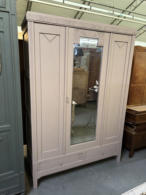 armoire rose vintage