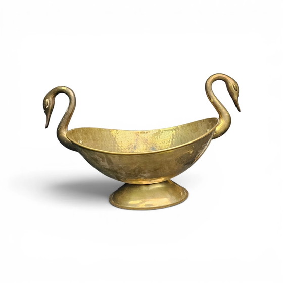 Ovale Schale aus gehämmertem Messing mit Schwanengriffen – Tischdekoration, Brass, Mid Century Modern (photo 6 of 7)