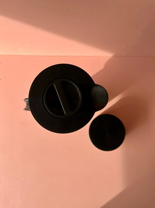 Stelton EM77 set: geïsoleerde kan en suikerpot, ontwerp van Erik Magnussen, Denemarken. Postmoderne zwarte thermoskan, jaren 70/