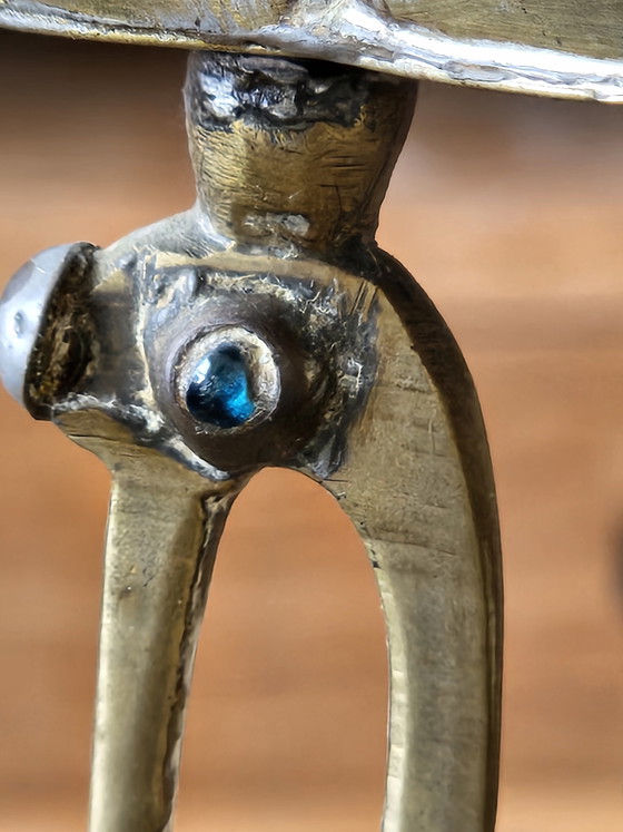 Image 1 of Zeldzame Grote Koreaanse Messing Altaarkandelaar (40 cm) – Met Blauwe Oogjes