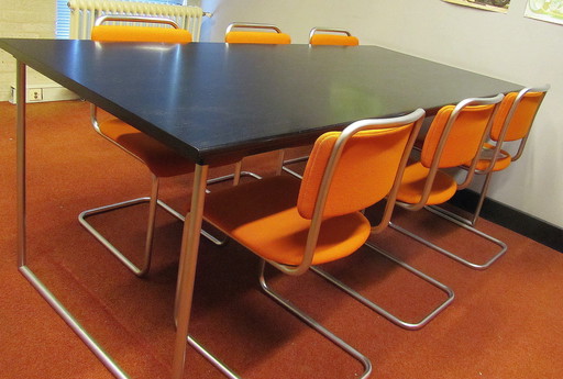 6 chaises Gispen et 1 table Gispen