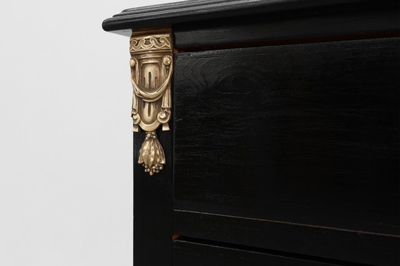 Image 1 of Commode laquée noire de style Louis XV, XXe siècle, avec ferrures en laiton, France