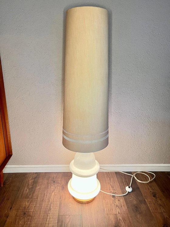 Image 1 of 1970er Jahre große Space-Age Opalglas-Stehlampe mit Leuchtfuß und verschiedenen Beleuchtungsmodi, mit insgesamt 3 E27 Fassungen.