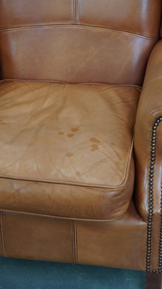 Image 1 of Poltrona a orecchie in pelle di manzo rifinita con rivetti decorativi