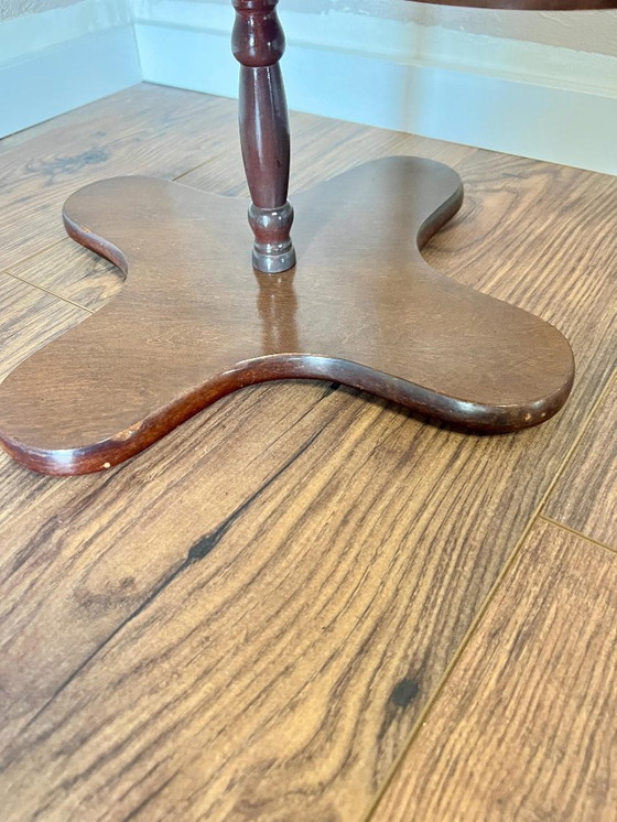 Image 1 of Mid Century Porte-fleurs en noyer, fabriqué à la main en Allemagne dans les années 1960 bon état vintage, tabouret pour fleurs